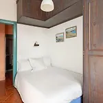 Joivy Vibrant 3-Bed Apt With Balcony