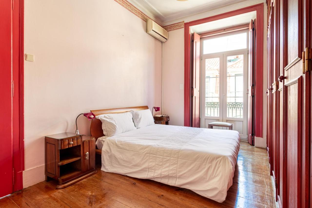 Joivy Vibrant 3-bed With Balcony Lisbon